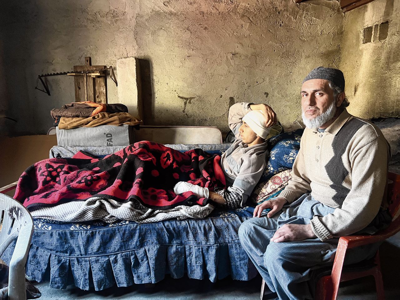 Mehmet Keklik en zijn 16-jarige zoon Muharrem, bewoners van het dorp Sekeroba in Kahramanmaras, de zwaarst getroffen regio in Turkije.