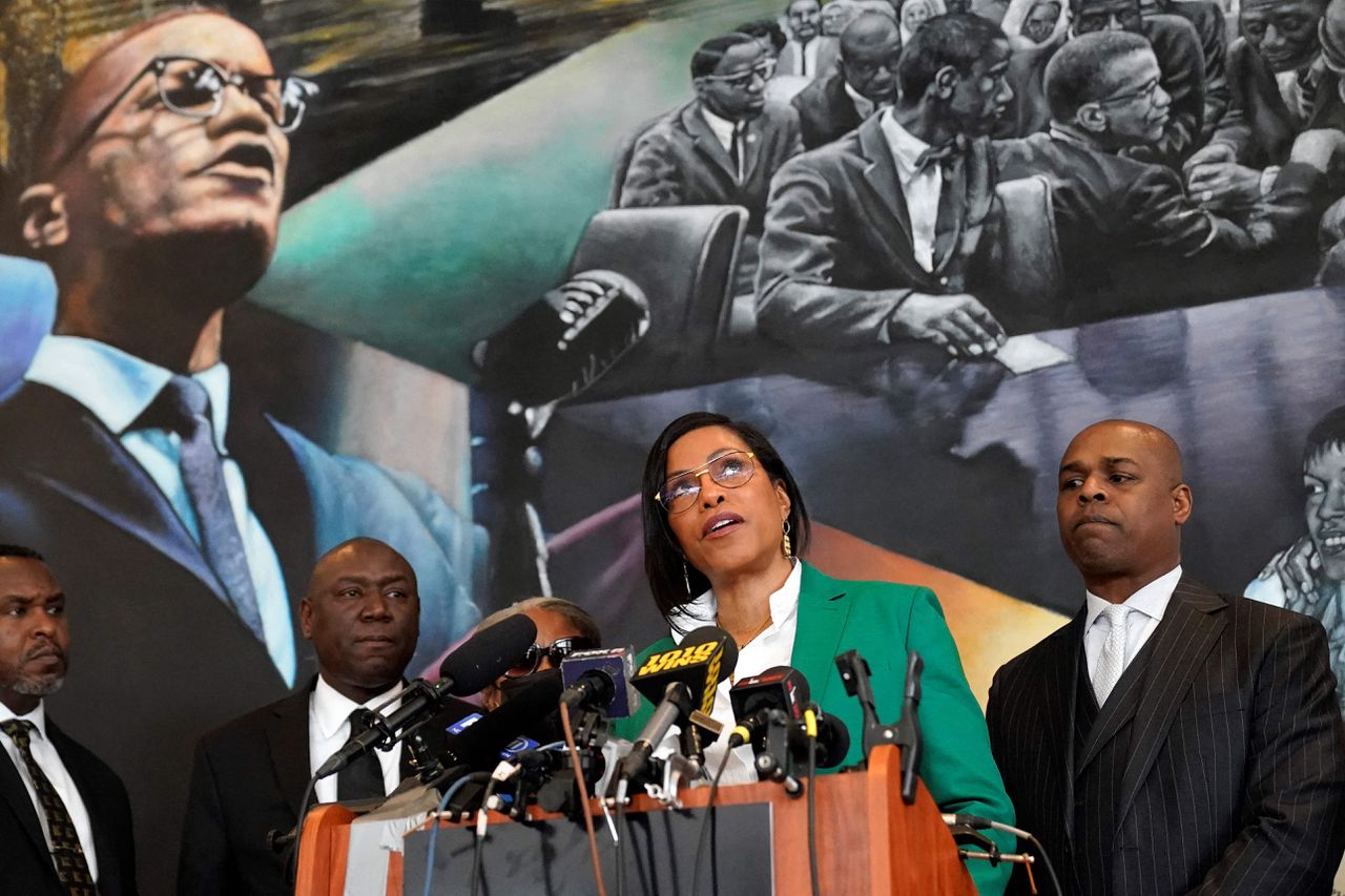 Ilyasah Shabazz, een van de dochters van burgerrechtenactivist Malcolm X, spreekt tijdens een persconferentie bij het monument voor haar vermoorde vader in New York op woensdag.