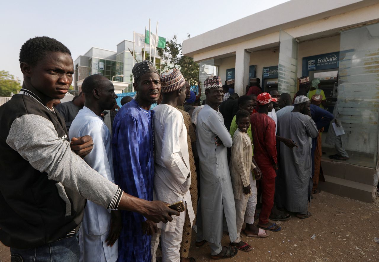 Een rij mensen voor een pinautomaat in Nigeria, eerder deze maand.