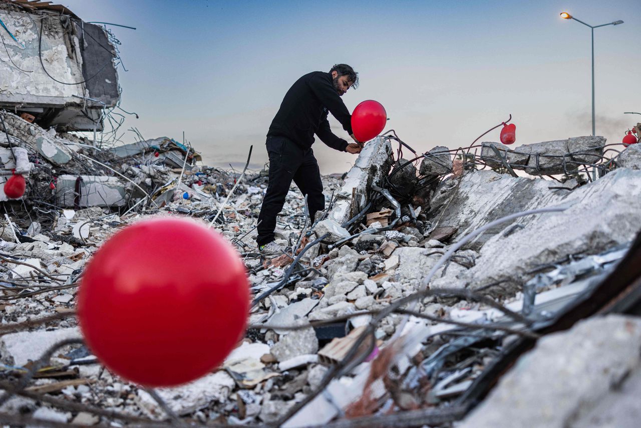 In de Turkse stad Antakya worden rode ballonnen verspreid voor alle kinderen die bij de aardbevingen om het leven zijn gekomen.