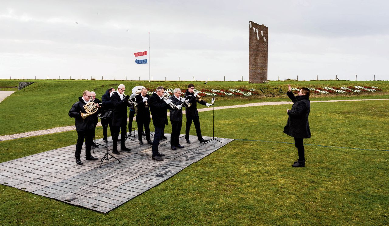 De fanfare bij de herdenking bij het Watersnoodmuseum in Ouwerkerk.