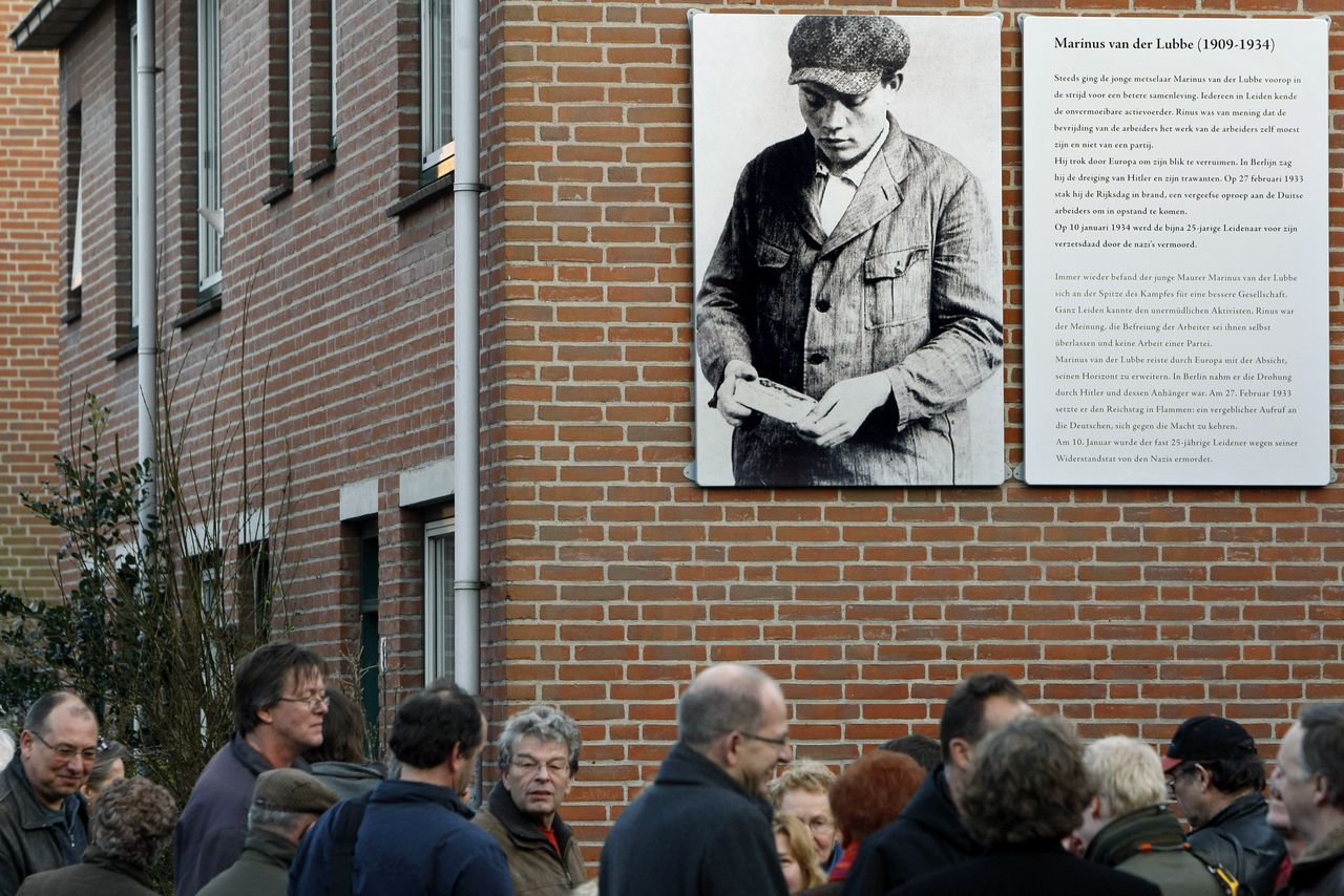 Plaquette en levensgrote foto van Marinus van der Lubbe in Leiden.