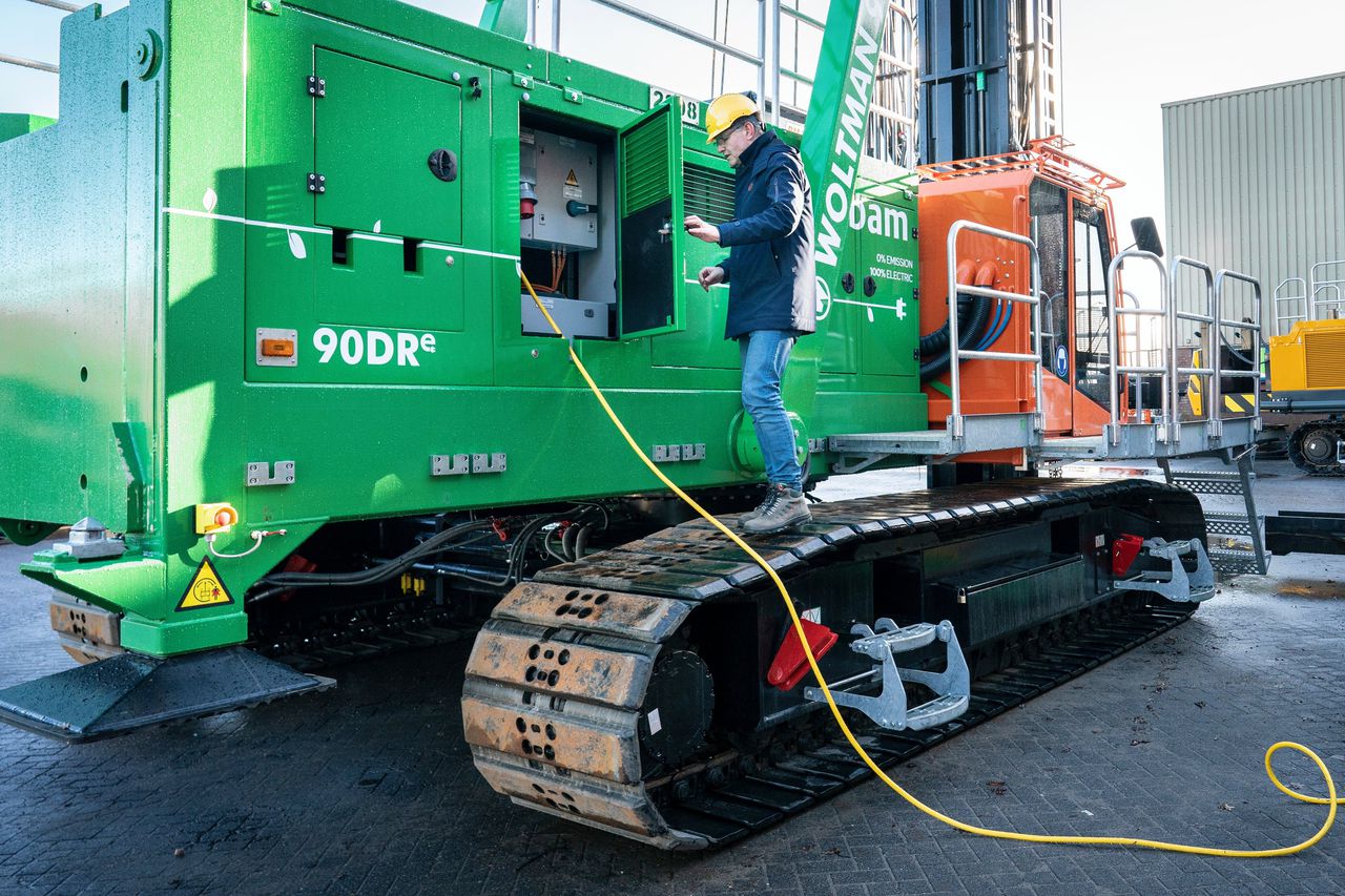 Ronald IJntema van Woltman bij de elektrische heimachine die voor BAM is gemaakt. De machine wordt opgeladen.