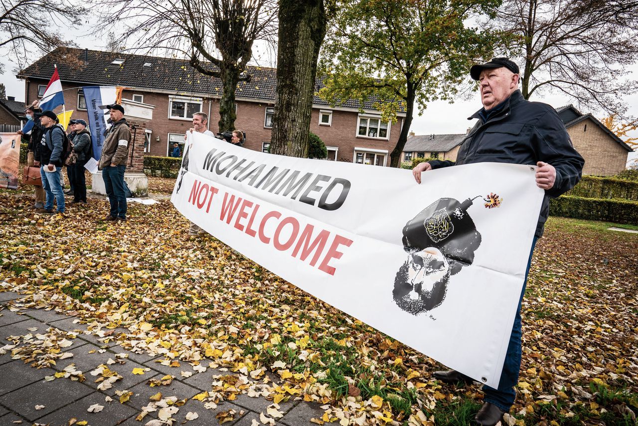 Demonstratie van de extreem-rechtse Nederlandse Volks-Unie (NVU) in Harskamp tegen de noodopvang van asielzoekers.