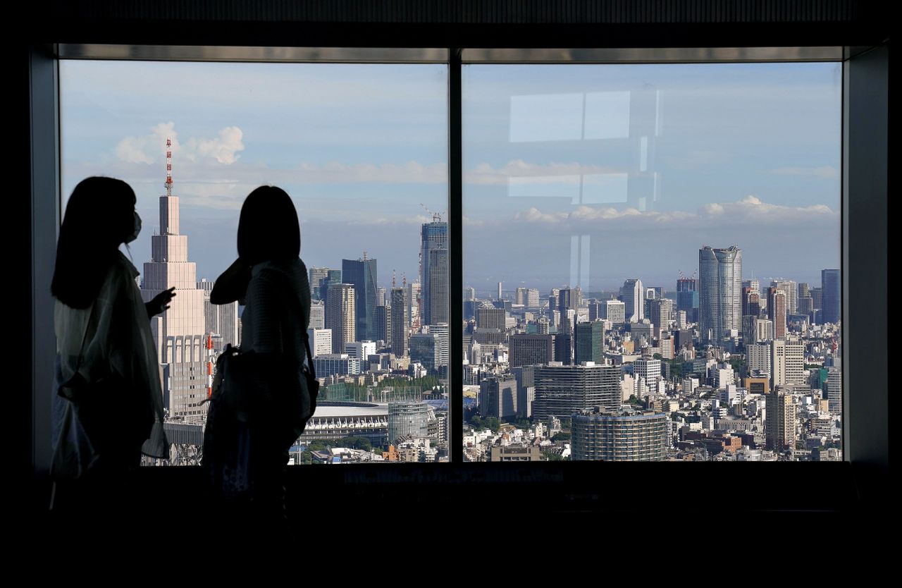 Het uitzicht vanaf de 54ste verdieping van het Tokyo Metropolitan Government gebouw.