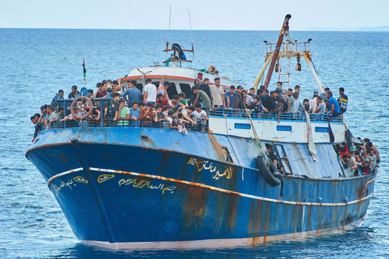 Meer dan 450 migranten arriveren op 24 augustus 2022 in de haven van Catanzaro, Italië.