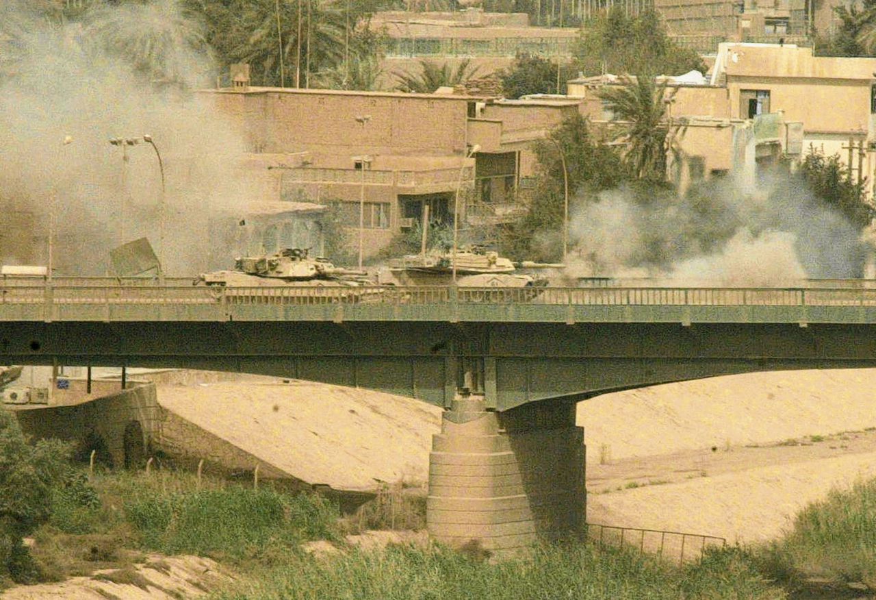 Twee Amerikaanse Abrams tanks rijden over een brug in de Iraakse hoofdstad Bagdad, op 8 april 2003.