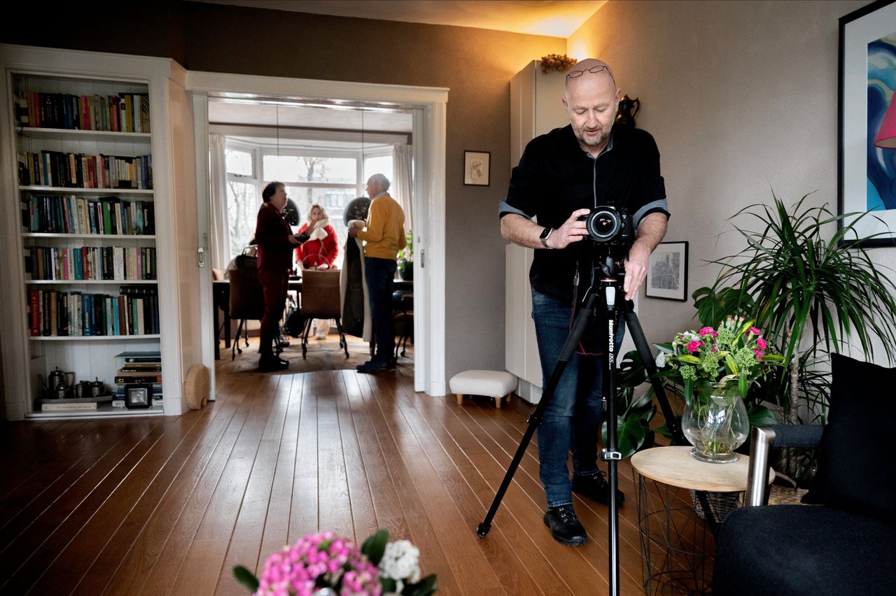 Funda-fotograaf Sjors Smink fotografeert het huis van het echtpaar Van de Weerd.