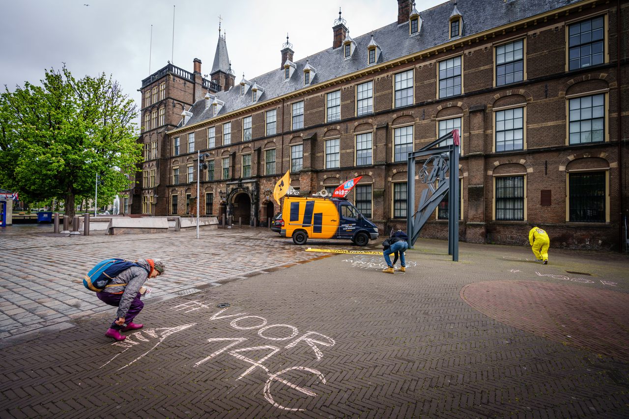 Actievoerders voor het minimumuurloon op de Hofplaats in Den Haag.