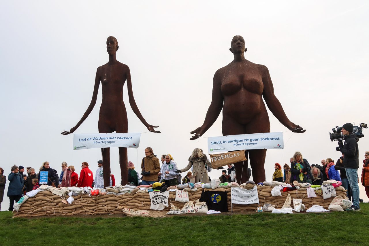 Demonstratie bij Holwerd tegen Shell en de gaswinning in de Waddenzee.