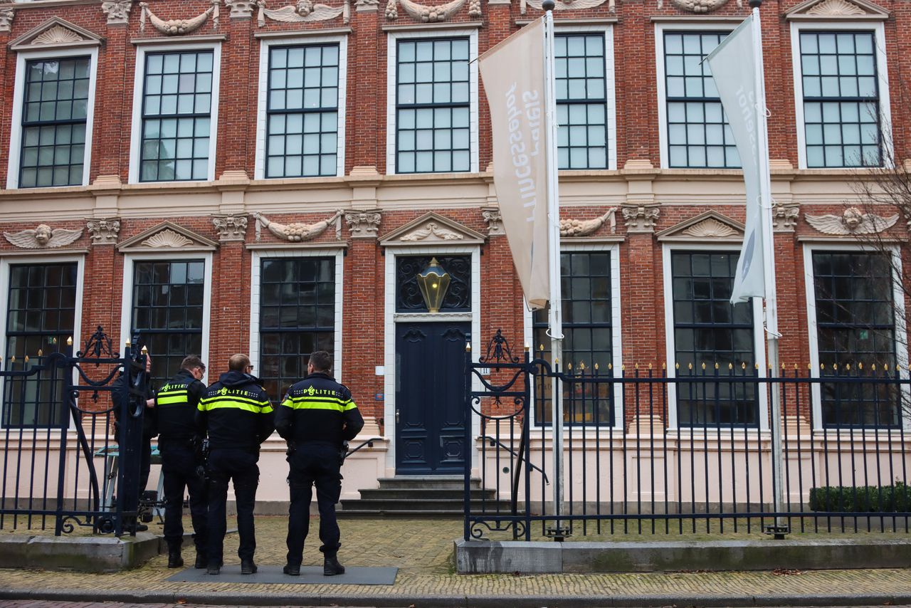 De politie is nog op zoek naar de daders, die een inbraak pleegden bij het Friese Princessehof.