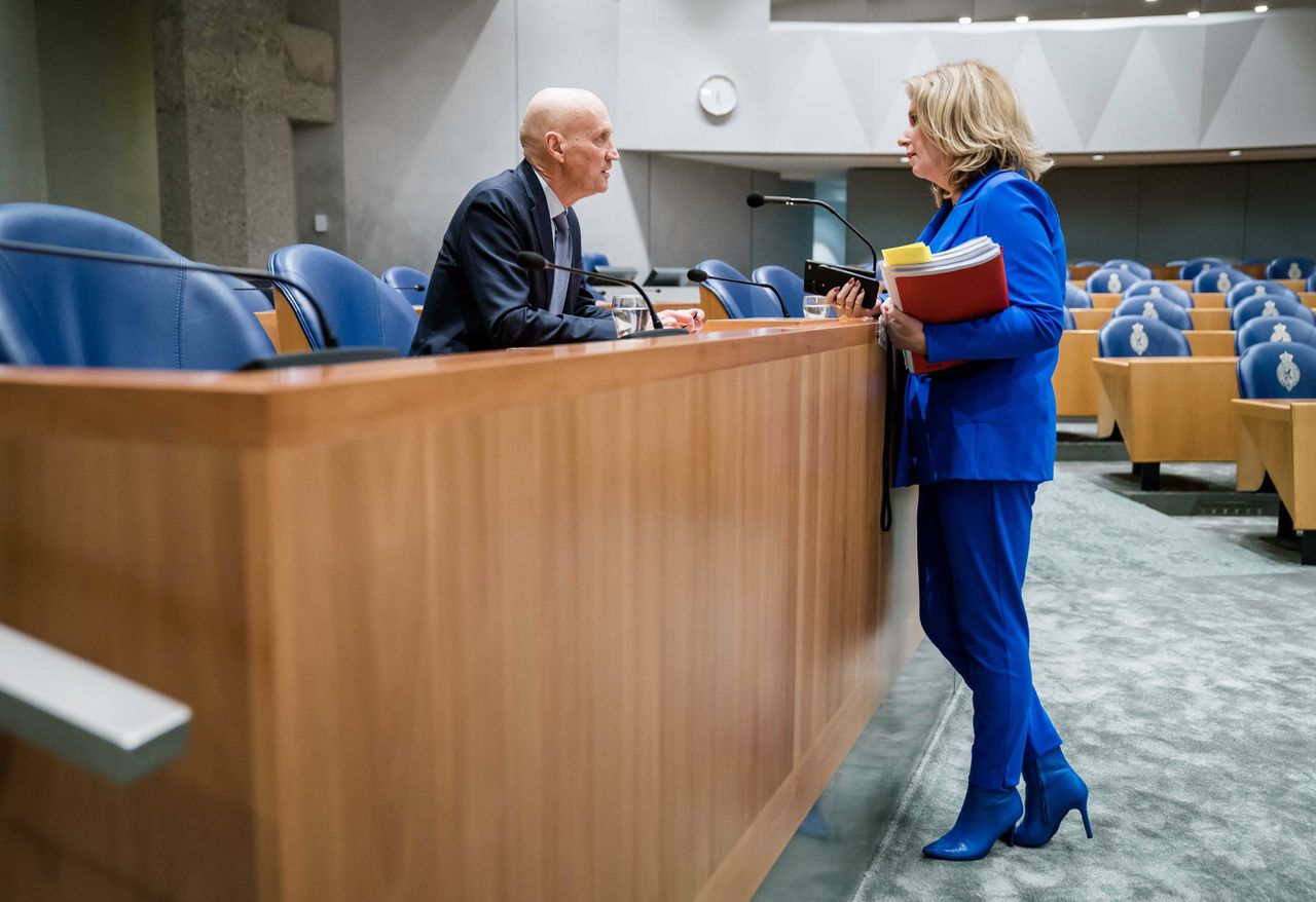 Minister Ernst Kuipers (Volksgezondheid, Welzijn en Sport, D66) spreekt met en Liane den Haan (fractie Den Haan) tijdens een debat in de Tweede Kamer over de sluiting van twee kinderhartcentra.