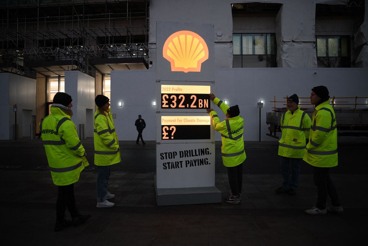 Greenpeace-activisten zetten donderdagochtend voor het hoofdkantoor van Shell in Londen een nep prijsbord van Shell neer, met daarop de jaarwinst van het bedrijf in ponden.