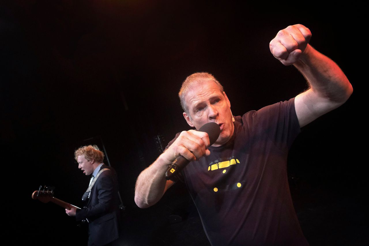 Gitarist Guus van Marwijk en Erik van Muiswinkel tijdens zijn voorstelling voorstelling ‘Moojen ligjes in de lugt’.