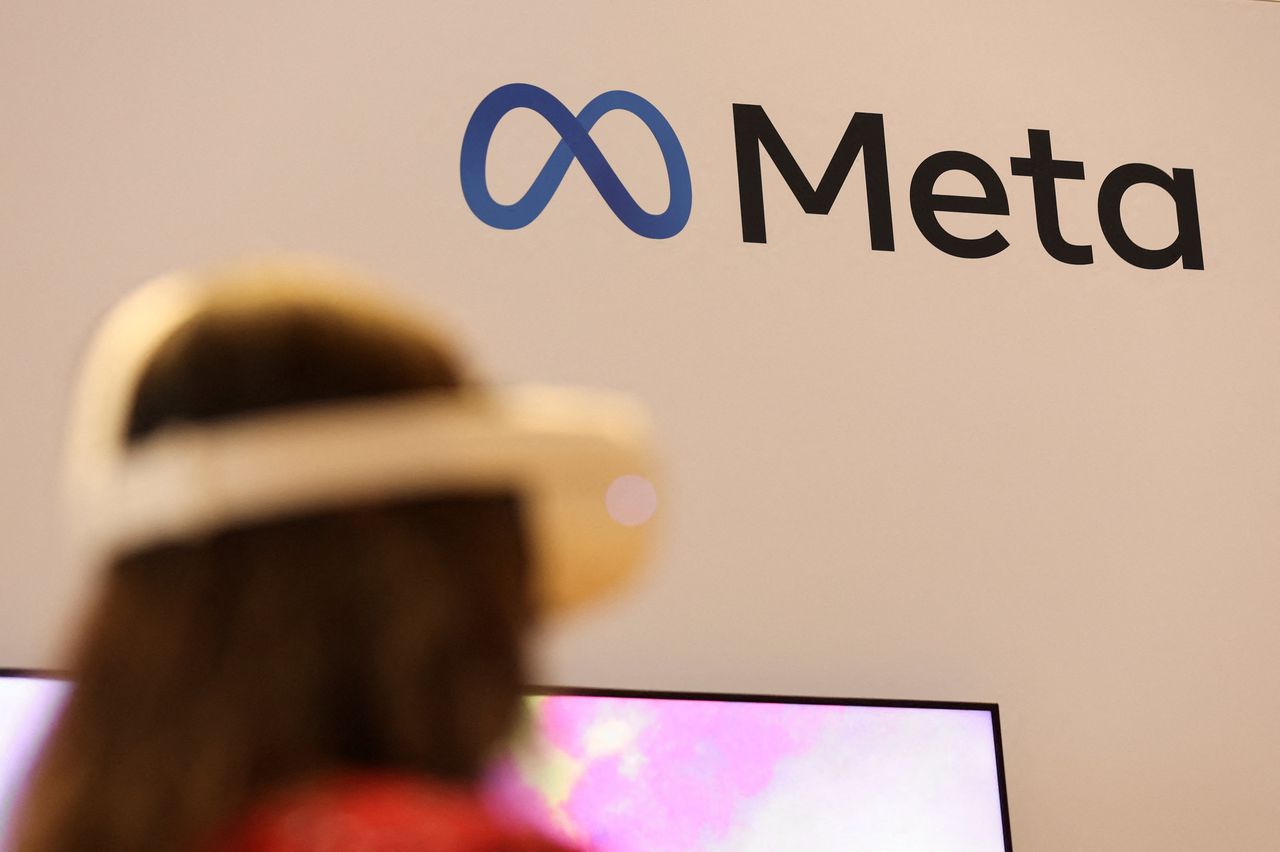 Iemand met een VR-bril staat bij een stand van Meta, het moederbedrijf van Facebook en Instagram.