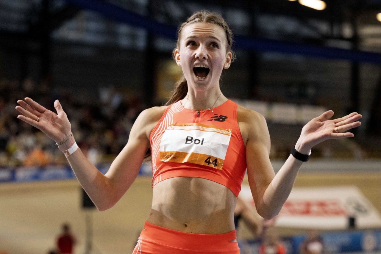 Femke Bol juicht na het zien van haar recordtijd in de finale van de 400 meter indoor.