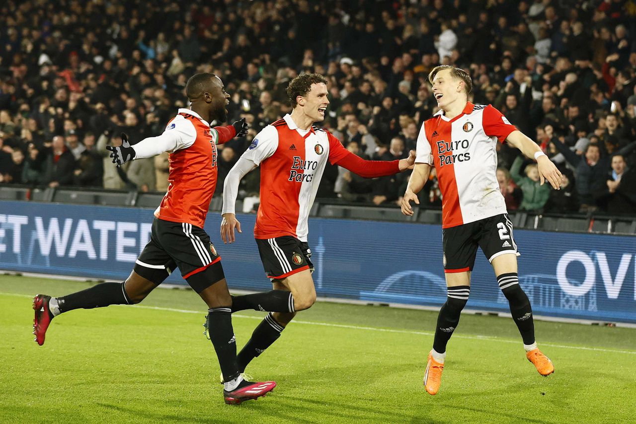 Feyenoord-speler Marcus Holmgren Pedersen (rechts) juicht na zijn winnende doelpunt in de competitiewedstrijd tegen AZ.