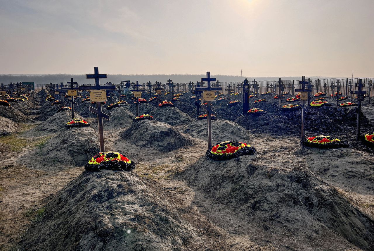 Graven van huurlingen van de Wagner Groep in het Russische dorp Bakinskaya, in de regio Krasnodar.