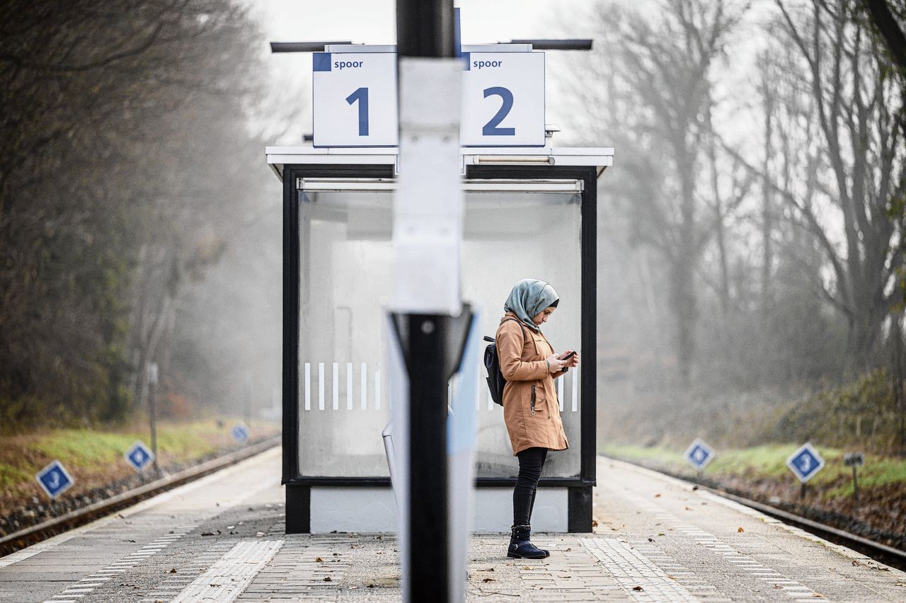 Wachtende reiziger tijdens de OV-staking, in Delden.