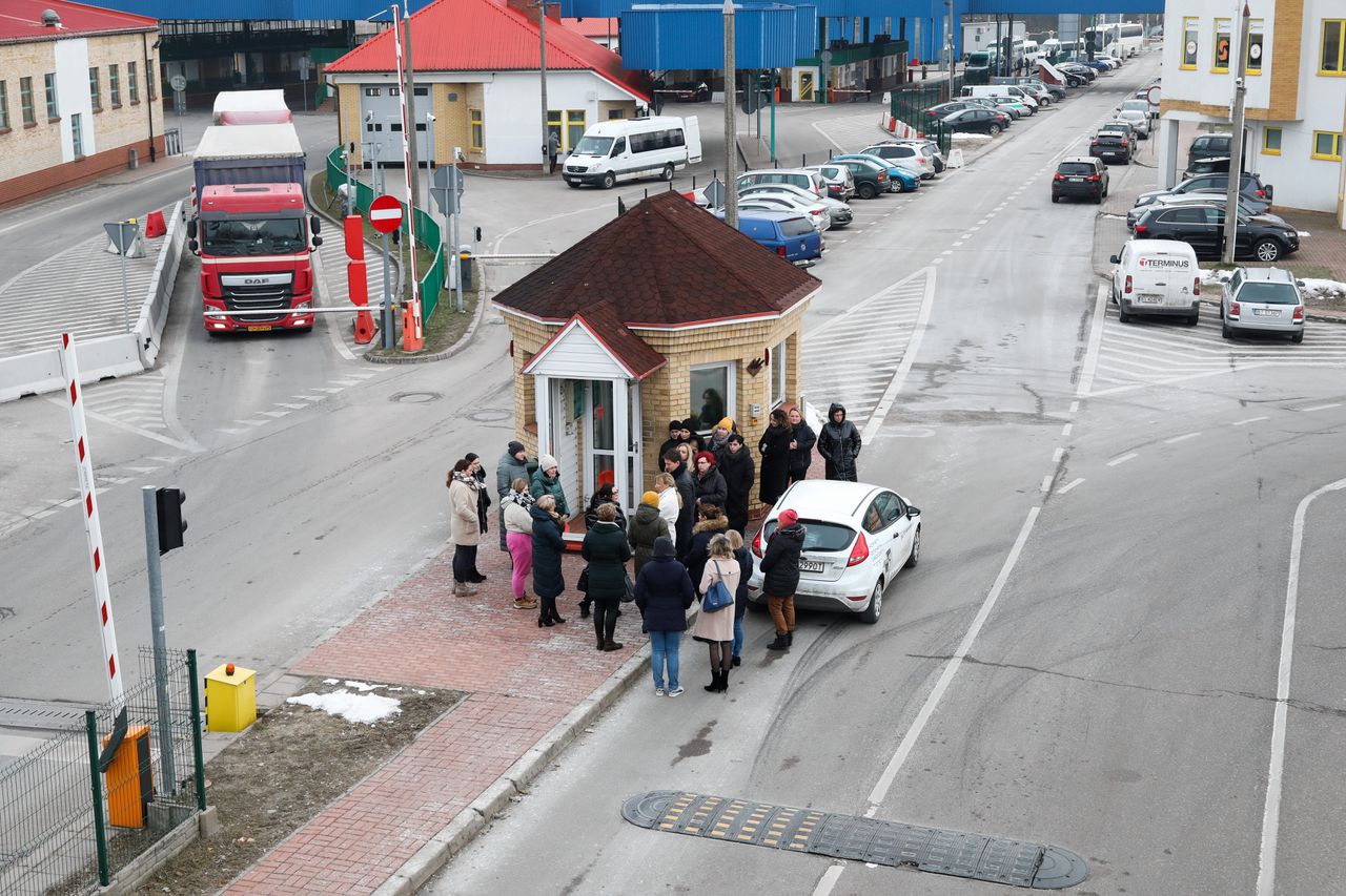 Een grenspost in Bobrowniki tussen Polen en Wit-Rusland, deze vrijdag. De grensovergang is vanaf vandaag gesloten, volgens de Poolse overheid vanwege „staatsveiligheid”. Veel migranten staken hier de grens over de laatste jaren.