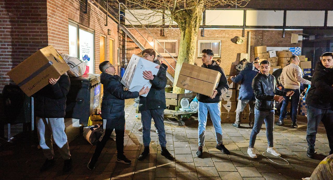 Vrijwilligers van het Turks Centrum in Den Haag maken ingezamelde hulpgoederen klaar voor transport naar het rampgebied.