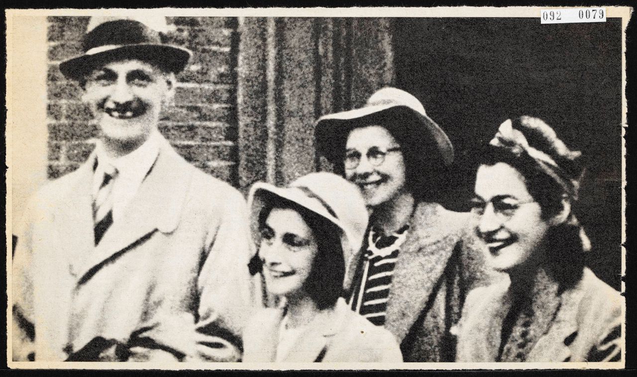 Otto Frank, Anne Frank, Bep Voskuijl en Esther Troeder op weg naar het huwelijk van Jan en Miep Gies, Amsterdam 1941.