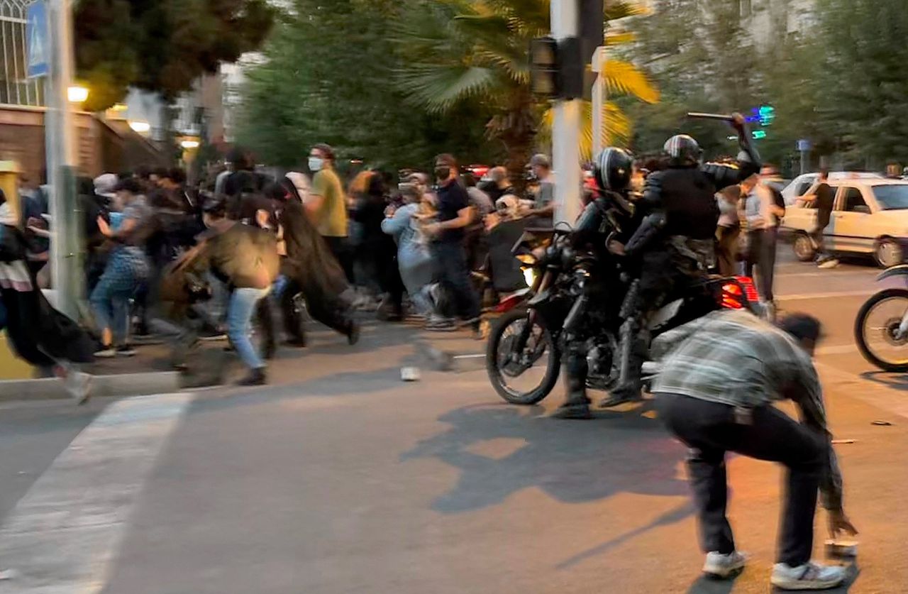 Oproerpolitie heft de wapenstok bij een demonstratie in Teheran, September 2022.