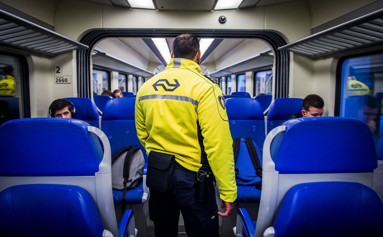 Service-medewerker van de NS aan het werk op station Den Haag CS.