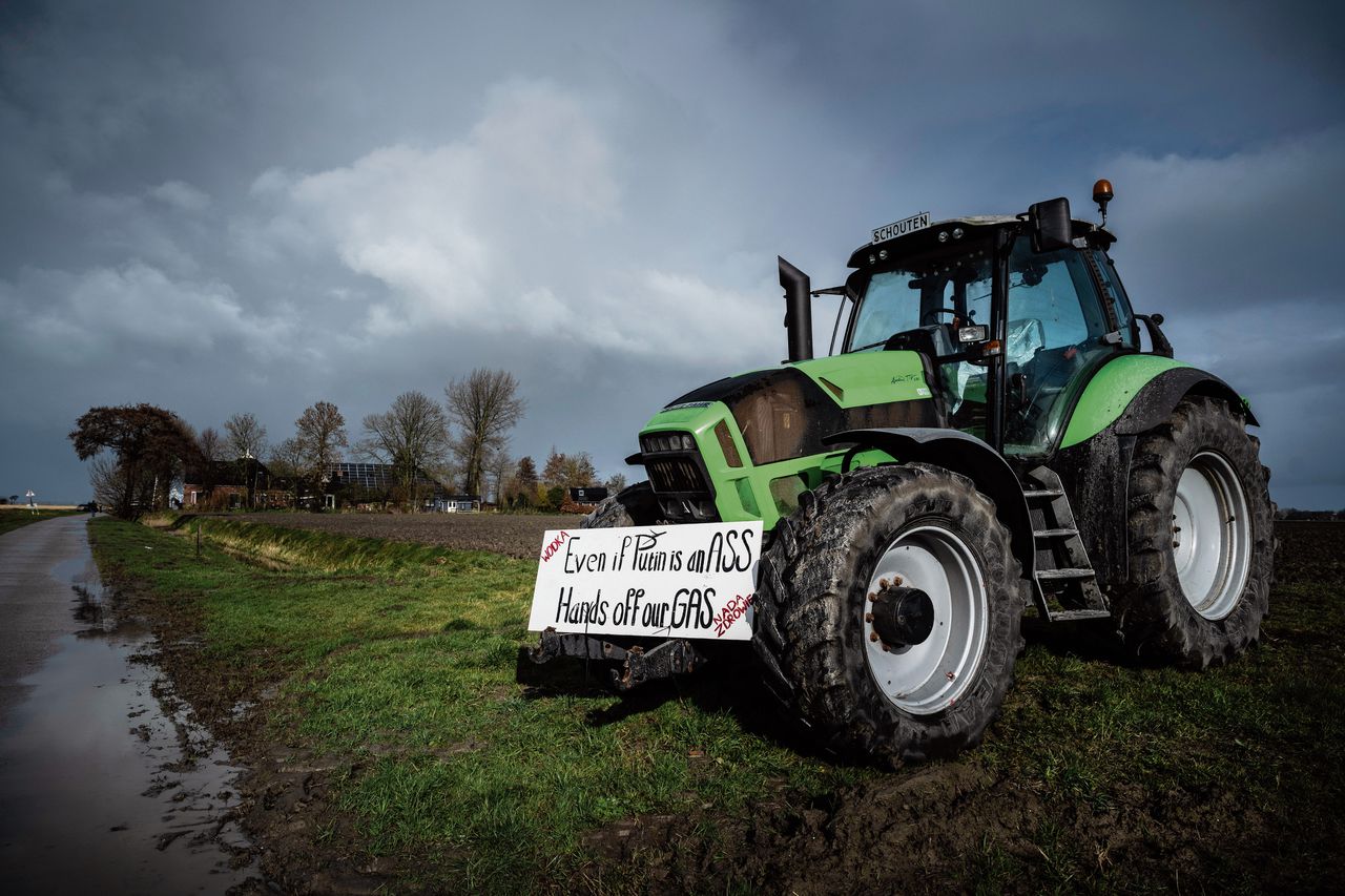 Boven: een van de protestborden tijdens de presentatie van het gasenquêterapport in het Groningse Zeerijp; midden: boerderij De Diek’n, plaats van de presentatie; onder: het rapport ‘Groningers boven gas’.