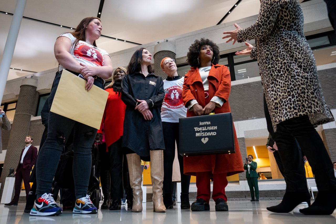 Slachtoffers van de Toeslagenaffaire bieden een petitie aan in de Tweede Kamer.