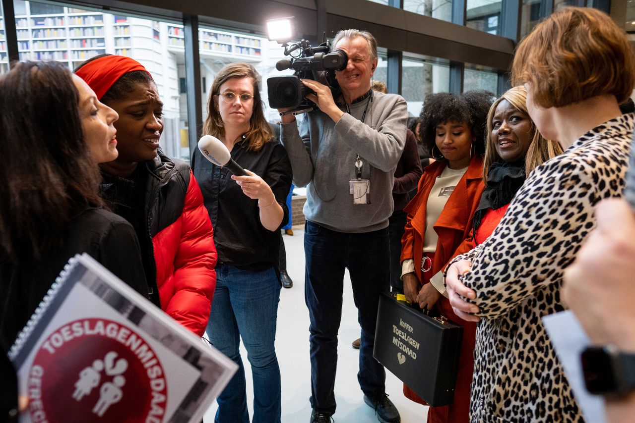 Slachtoffers van de Toeslagenaffaire bieden een petitie en een eis aan in de Tweede Kamer, op 24 januari dit jaar.