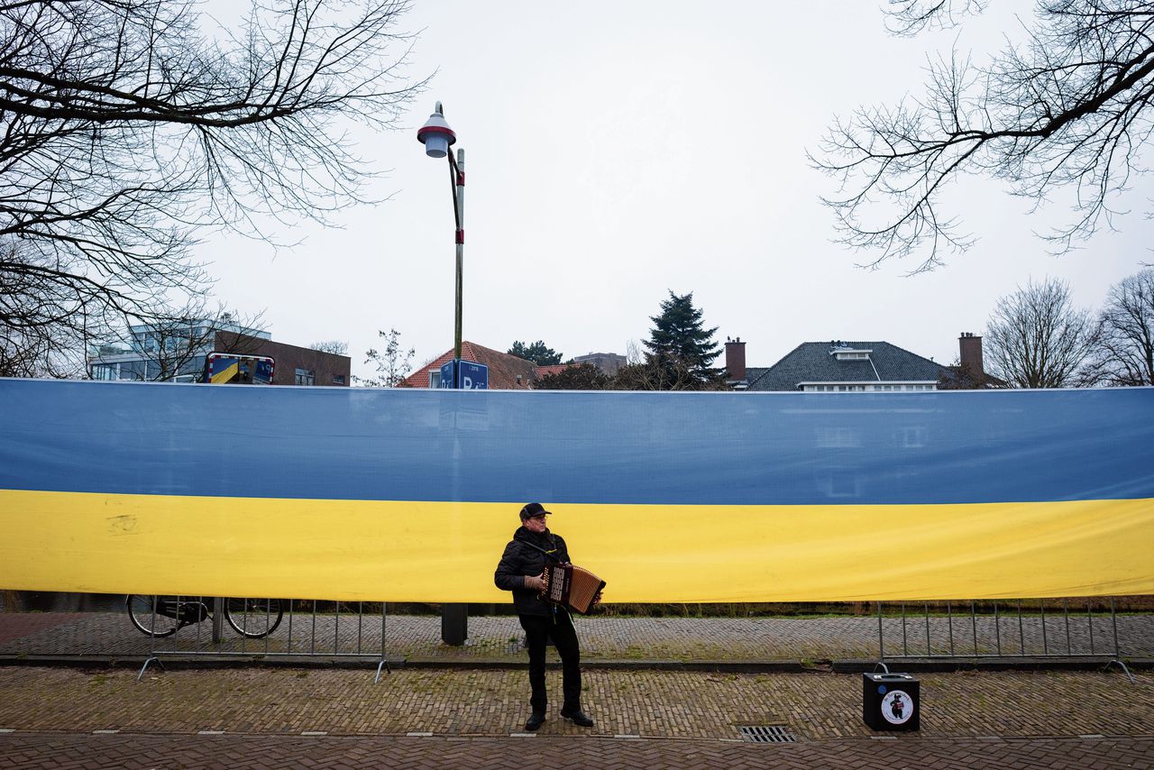 Voor de Russische ambassade wordt gedemonstreerd tegen de oorlog in Oekraine, ook door quakers.