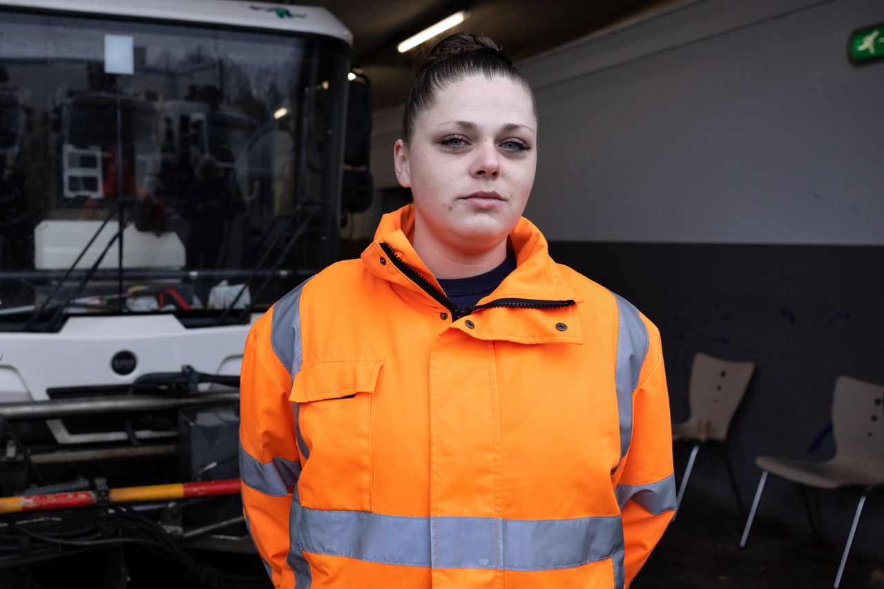 Jamy van Keeken houdt van haar werk als vuilophaler: „Er is geen dag dat ik denk: ‘Ik heb geen zin’.”