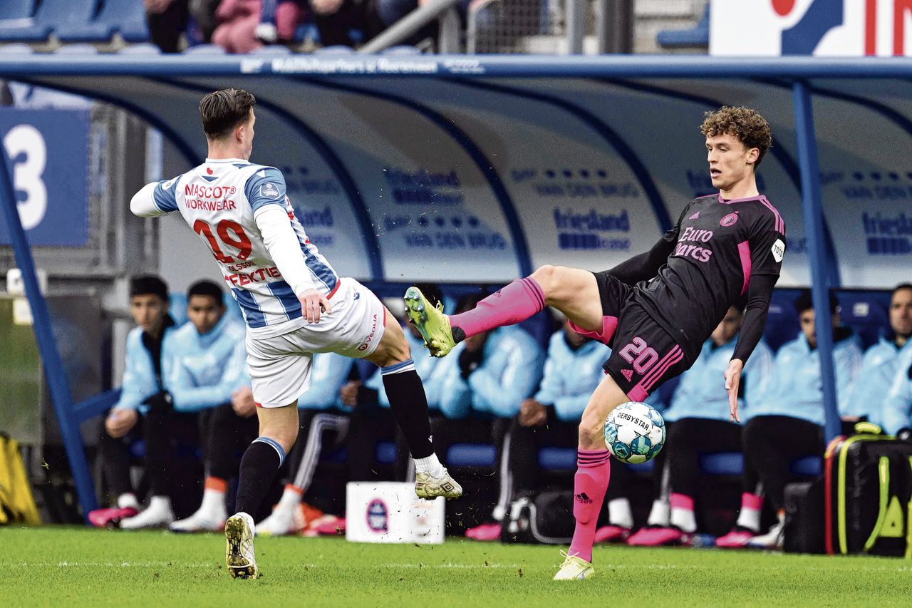 Bij middenvelder Mats Wieffer(rechts), zondag tegen sc Heerenveen voor het zevende duel op rij basisspeler bij Feyenoord, „piept en kraakt het ook wel eens”, zegt zijn coach Arne Slot.