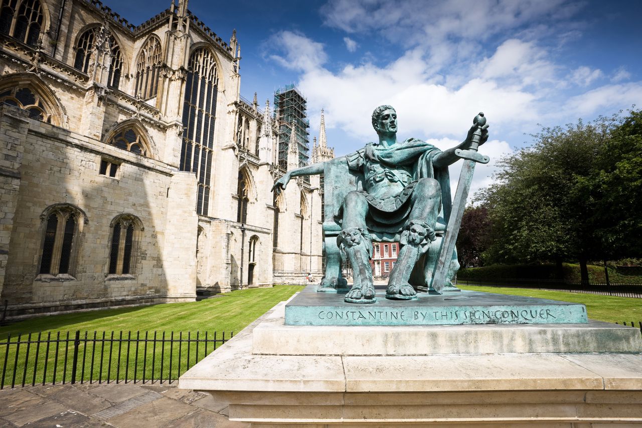 Standbeeld uit 1998 (door Philip Jackson) van de eerste christelijke keizer, Constantijn de Grote, op de plek waar hij in 306 voor het eerst tot keizer werd uitgeroepen, in het Britse York. Constantijn kan nooit uit berekening christen zijn geworden, schrijft Peter Heather.