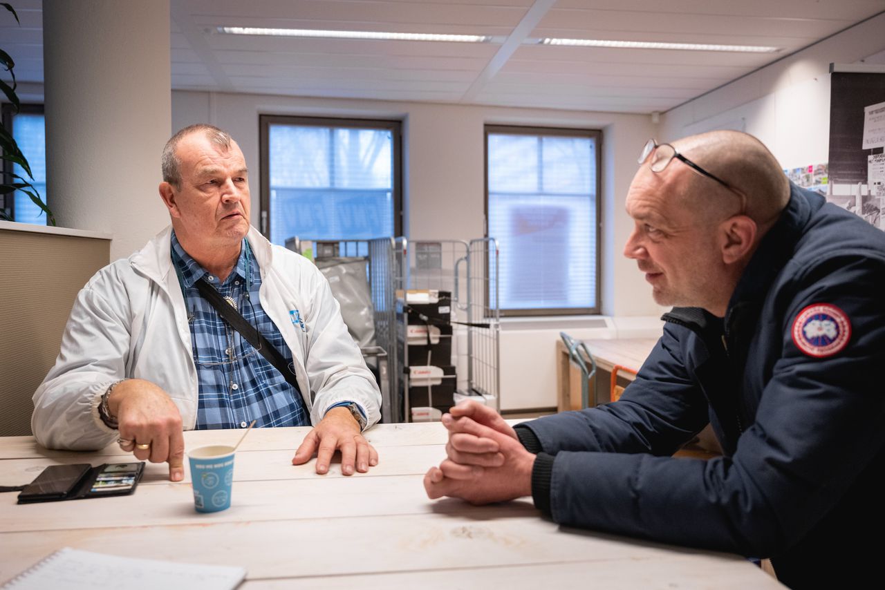 Op het kantoor van de FNV in Amsterdam geven stakende chauffeurs zich op bij FNV-kaderlid Erik Pool (links).