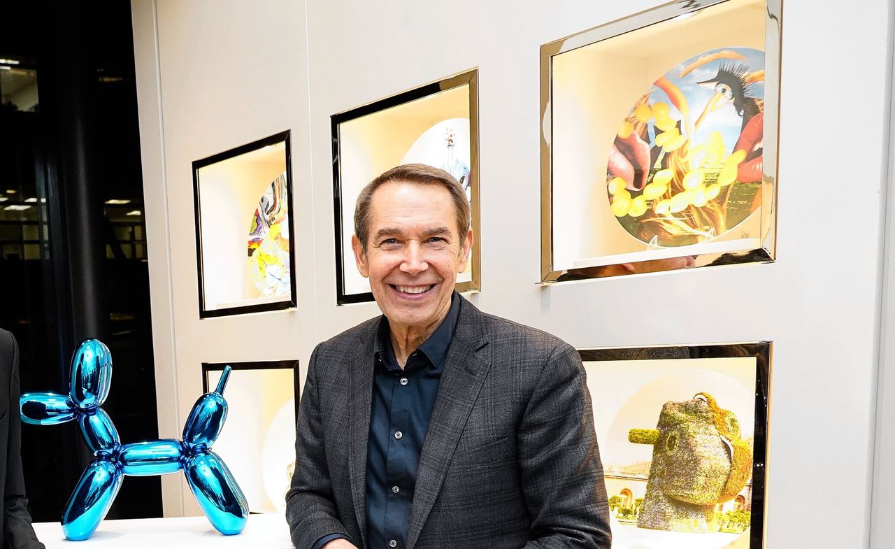 Jeff Koons met zijn Balloon Dog Blue uit 2021.