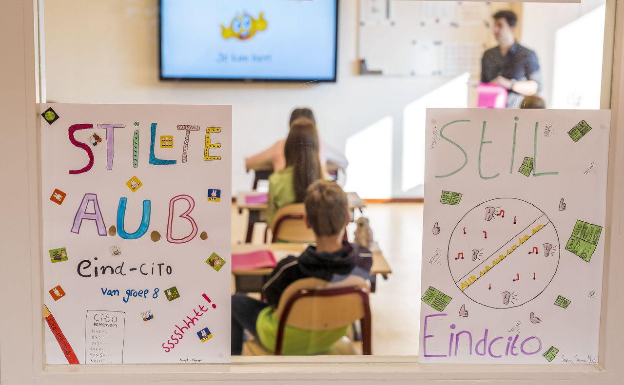 Op een school in Leiderdorp buigen kinderen zich over de Cito-toets.