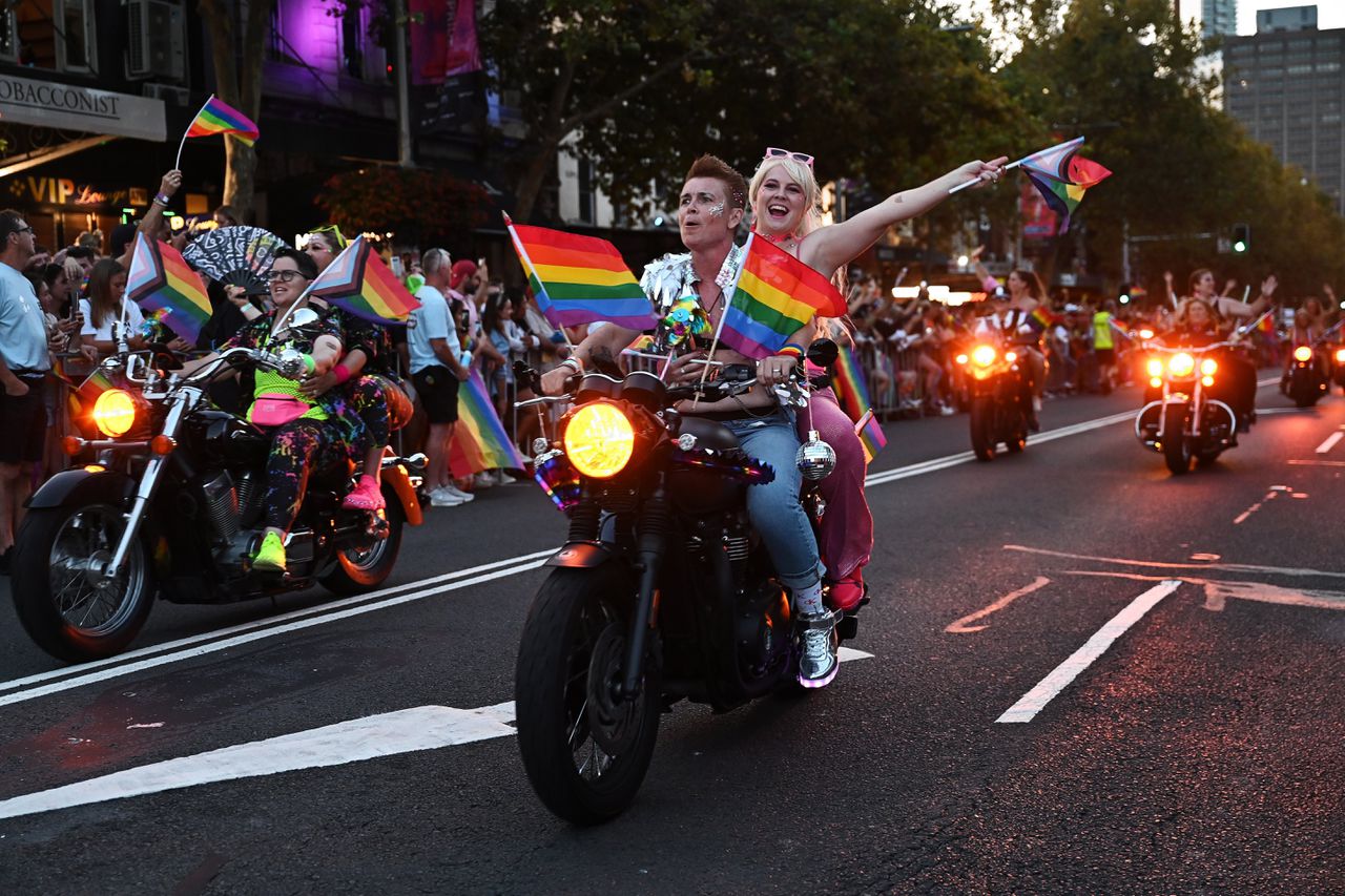 Motorclub Dykes on Bikes ging zaterdag voorop bij de Gay & Lesbian Mardi Gras-parade in Sydney. De eerste editie, in 1978, ontmoette grof politiegeweld.