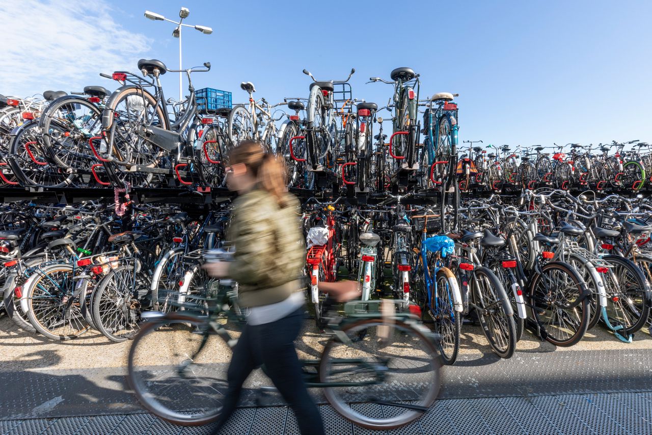 Om in Amsterdam fietsdiefstal te voorkomen, stal je je fiets het beste in een fietsenstalling met een rek, zoals deze op de Ruijterskade bij Centraal Station.