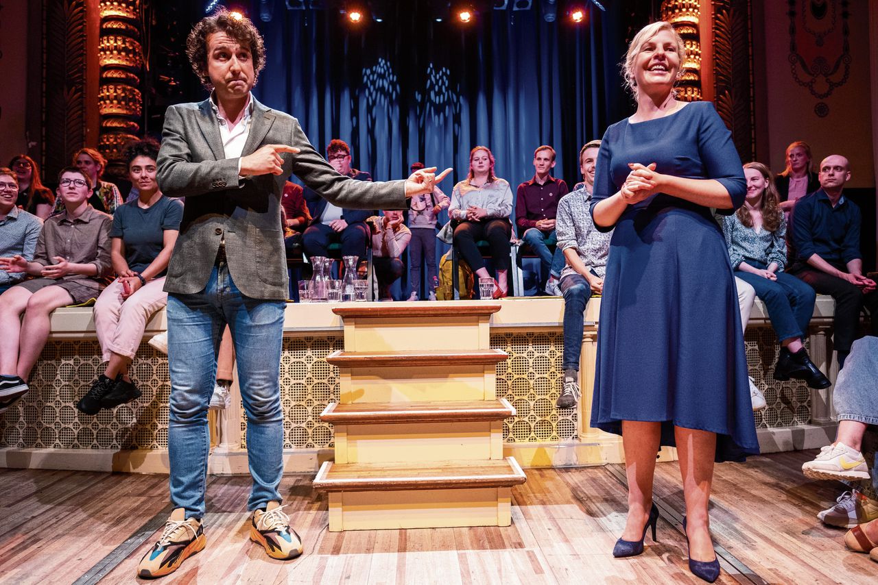 Jesse Klaver (partijleider GroenLinks) en Attje Kuiken (partijleider PvdA) discussiëren in Arnhem over samenwerking, in mei vorig jaar.