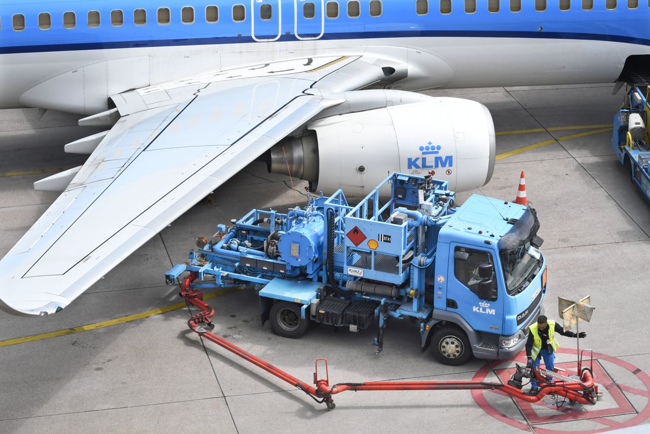 KLM-toestel wordt op Schiphol volgetankt met kerosine. KLM vliegt nu met één procent duurzamere brandstof.