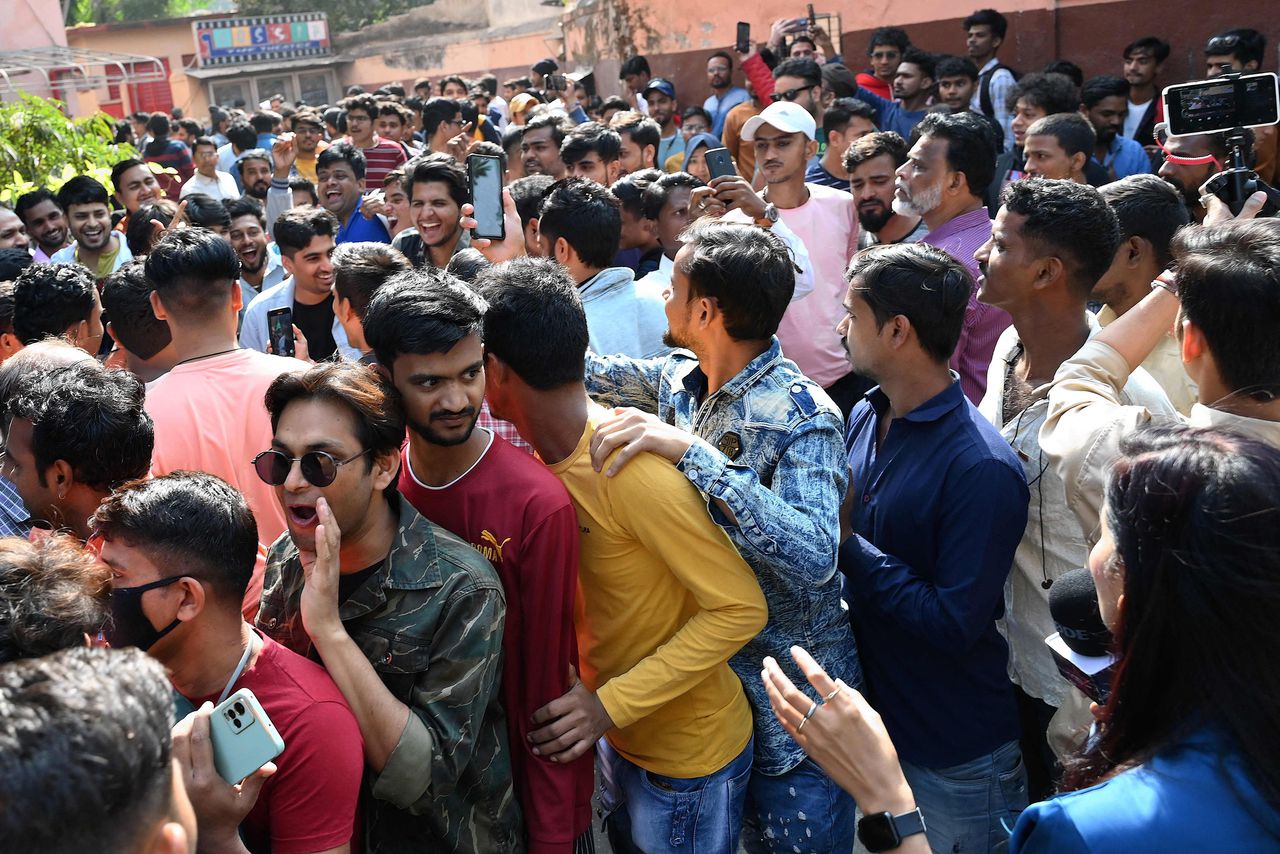 Bioscoopgangers in Mumbai staan in de rij voor de eerste film in vier jaar van Bollywood-ster Shah Rukh Khan.