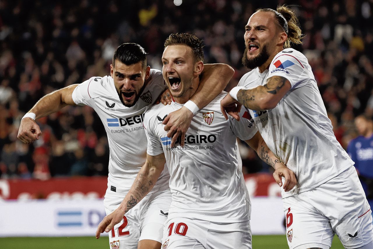 De Kroatische middenvelder Ivan Rakitic (midden) viert vorige maand zijn winnende goal voor FC Sevilla tegen Cadiz.