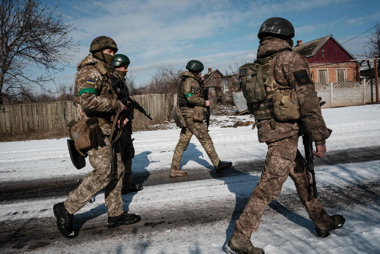 Oekraïense militairen wandelen door Siversk. Volgens de Nederlandse inlichtingendiensten heeft de oorlog in Oekraïne ook grote invloed op Nederland.