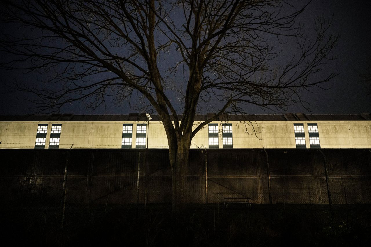 De handhaving en toezichtlocatie (htl) in Hoogeveen is een locatie bij het azc waar overlastgevende asielzoekers worden gehuisvest. Dit stuk op de foto is het reuliere azc.