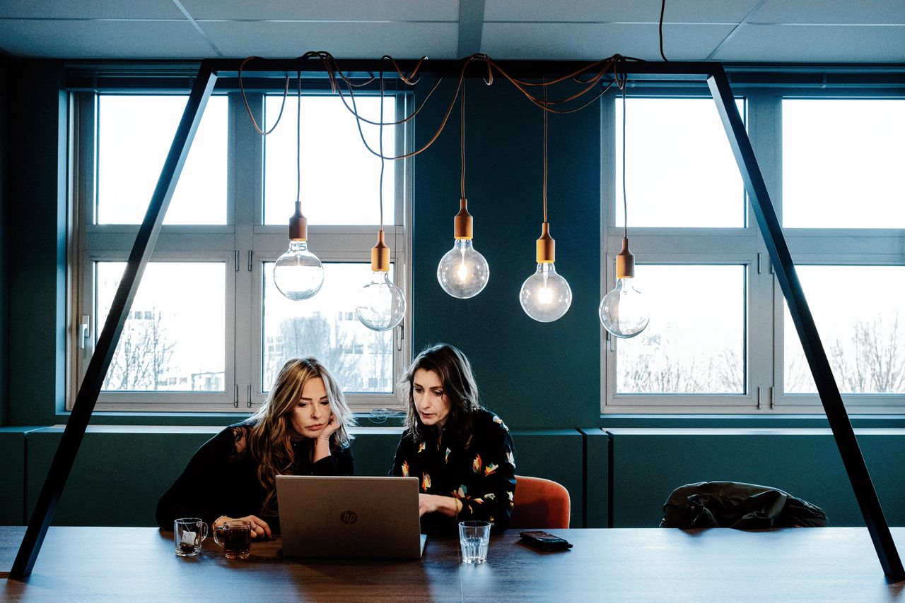 Kantoor van zorginstelling Koraal in Sittard. Irene Vissers (rechts): „Lvb’ers gaan zich op een andere manier profileren. Zoals met hun uiterlijk.” Natascha Wolvers (links): „Meiden staan soms al binnen 24 uur na het eerste contact achter het raam in Antwerpen”.