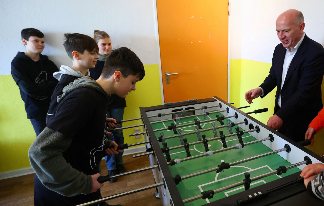 Kai Wegner, lijsttrekker van de CDU in Berlijn, tijdens een bezoek aan een school.