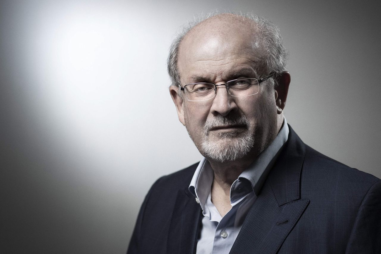 Schrijver Salman Rushdie werd in augustus 2022 met tien messteken neergestoken.