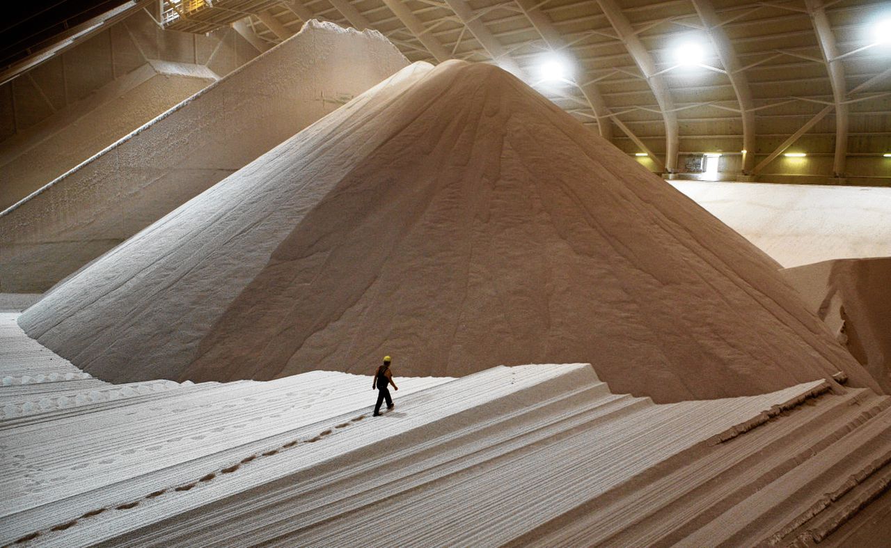 Een medewerker van K+S AG loopt in een silo met potas, een mengsel van zouten, in het Duitse Unterbreizbach. Veel internationale bedrijven overwegen nieuwe investeringen in de VS.